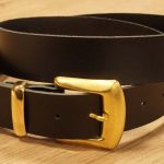 zwarte riem met gouden gesp