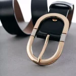 zwarte riem met gouden gesp