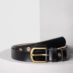 zwarte riem met gouden gesp